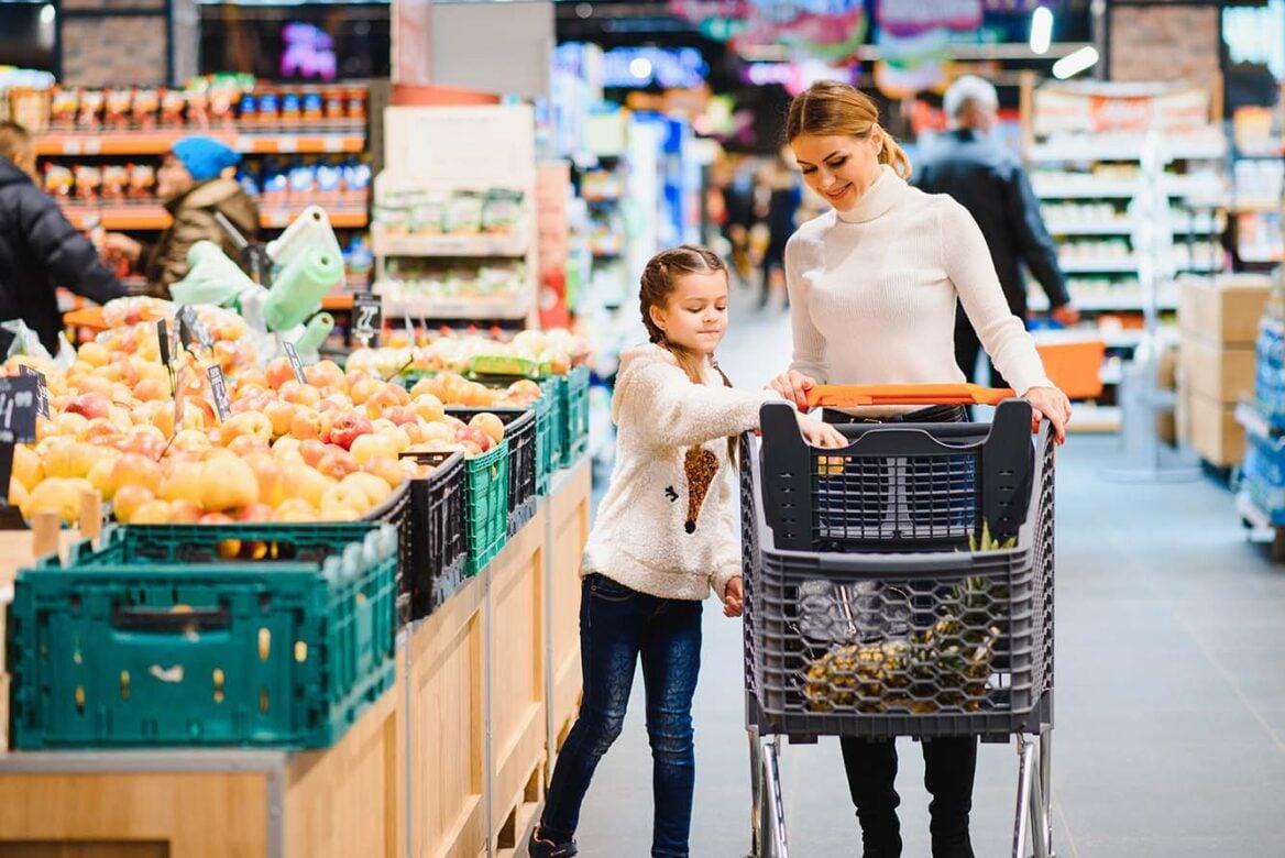 grocery-store-family-shopping-1168x780