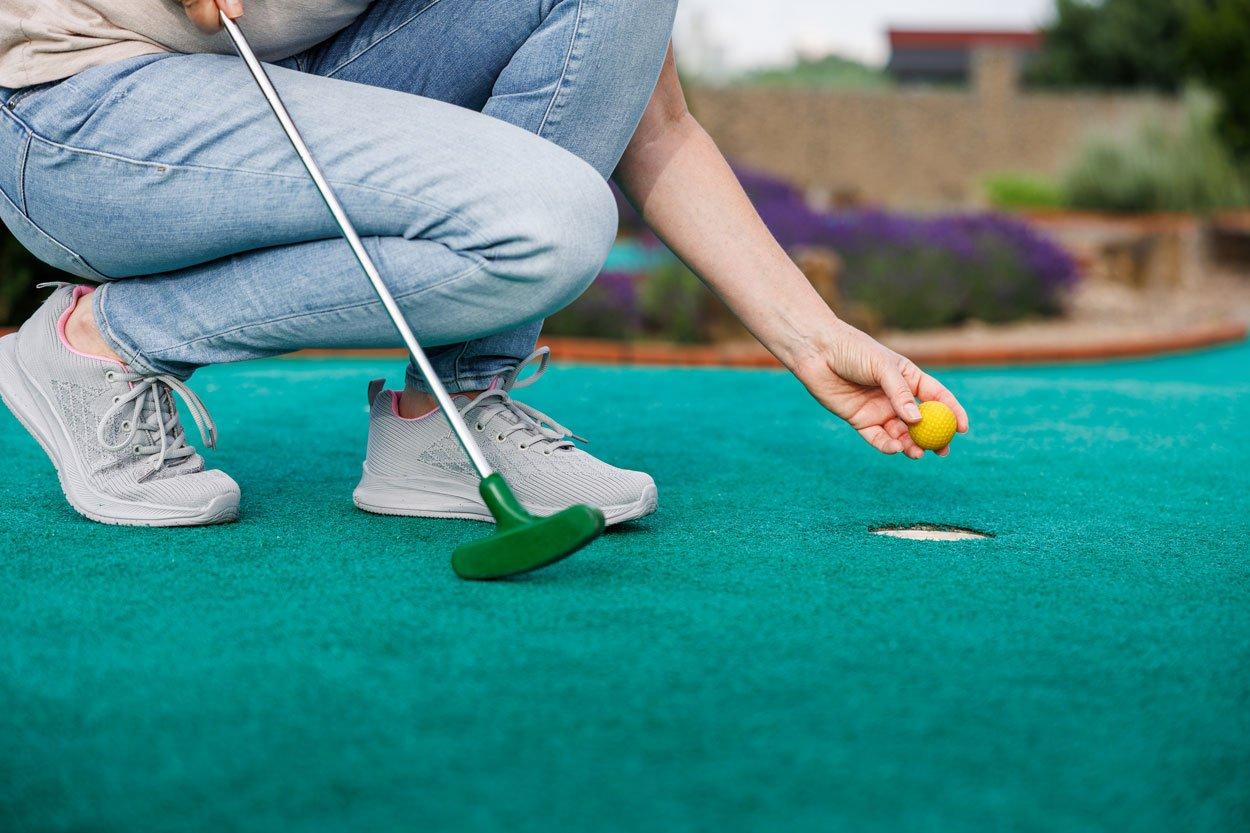 iStock-2045941120-mini-golf-1
